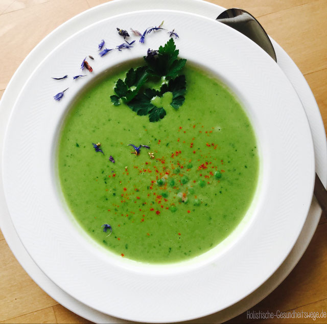 Erbsenschaumsuppe mit Mandeln (Vegan) Erbsenschaumsuppe mit Mandeln (Vegan)