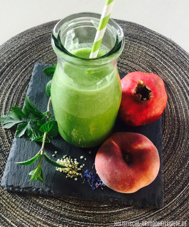 Frischer Pfirsich-Avocado-Smoothie